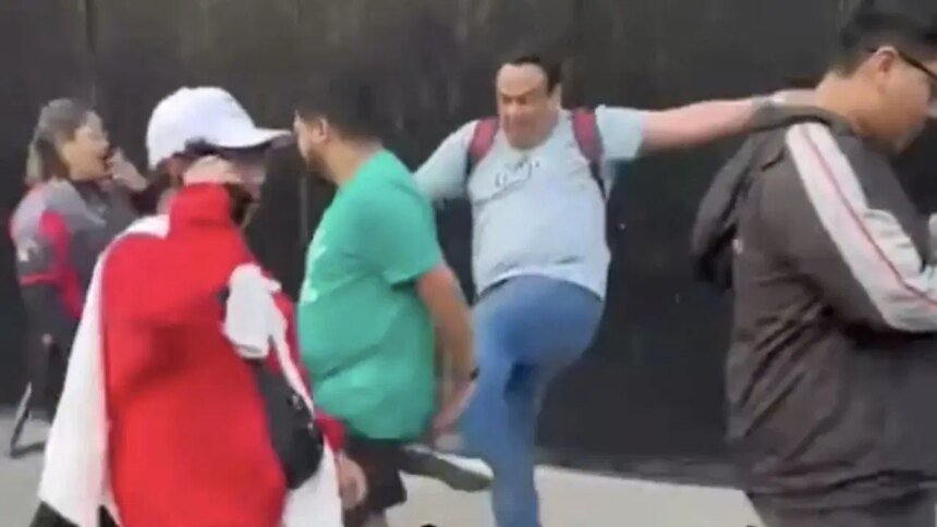 Aficionado recibe patadas en Fórmula E mientras seguridad observa