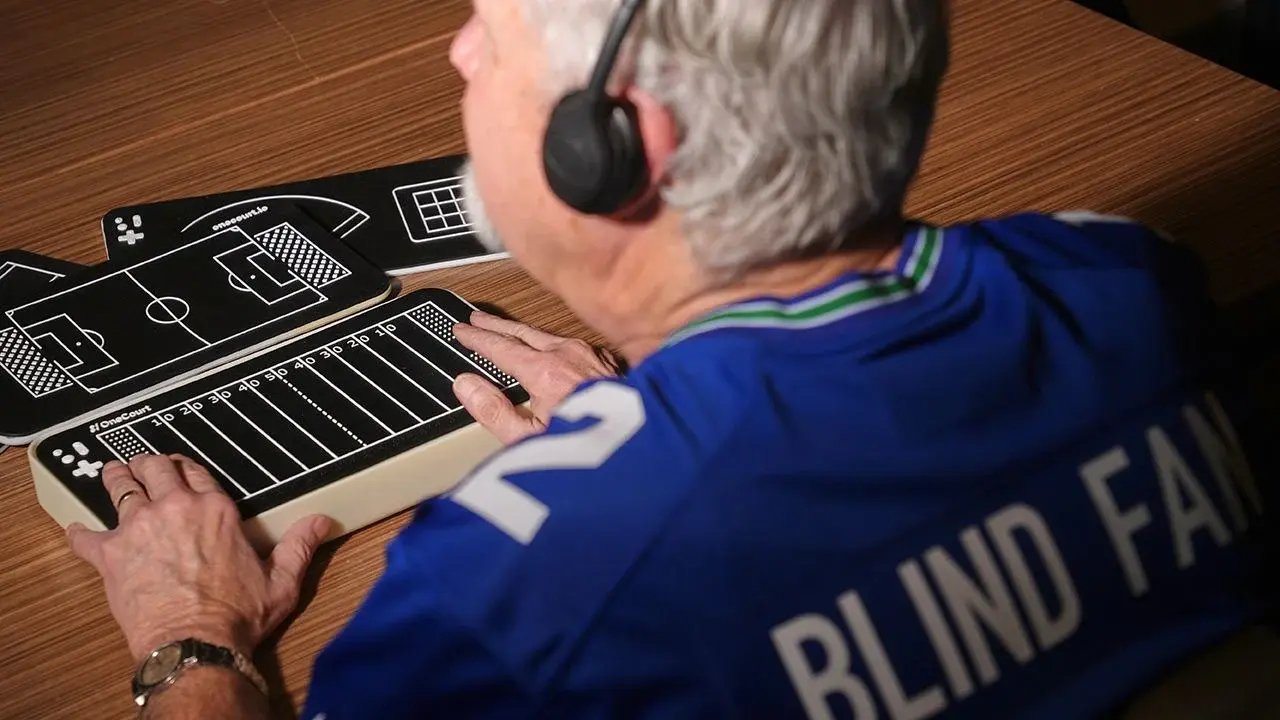 Aficionados ciegos seguirán el Super Bowl LX con dispositivo táctil