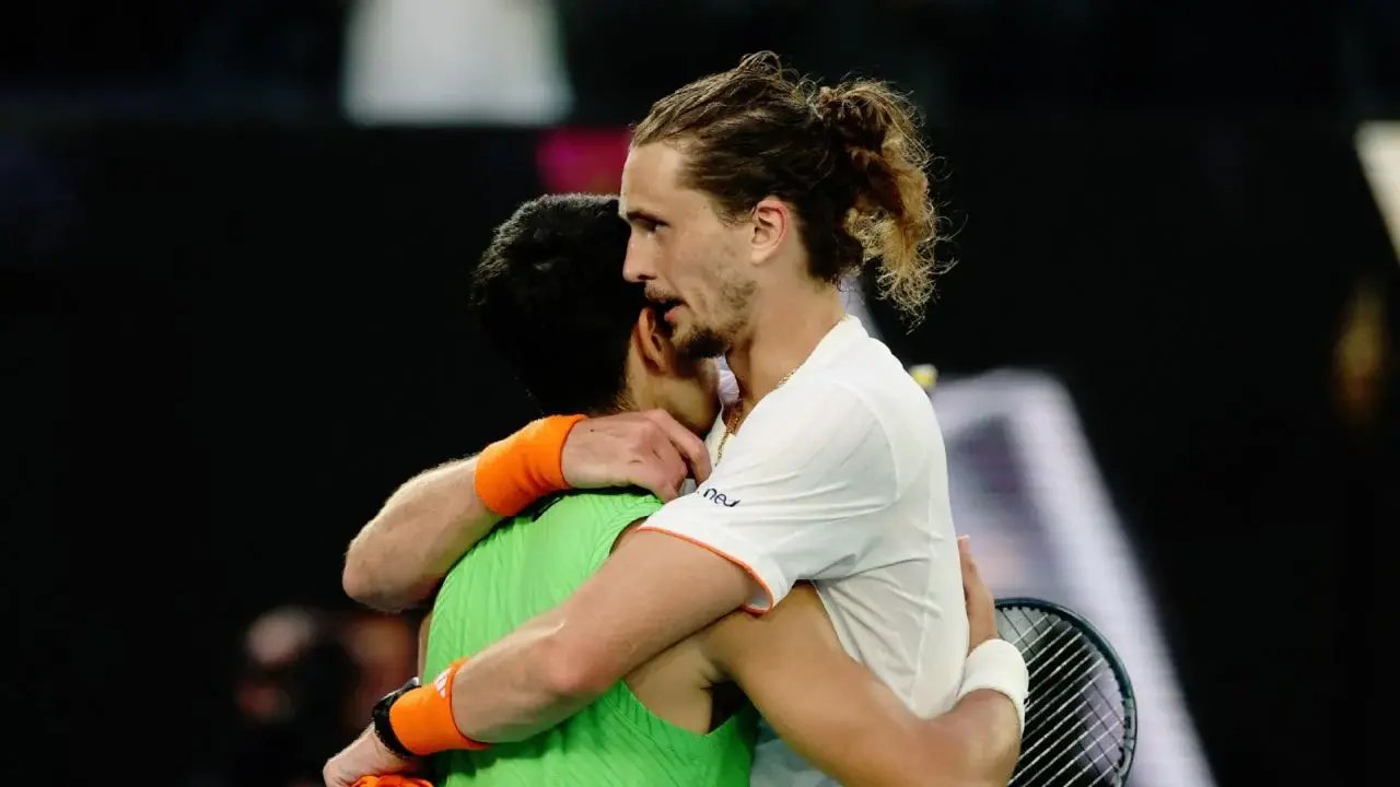 Carlos Alcaraz alcanza su primera final del Abierto de Australia; Zverev protestó