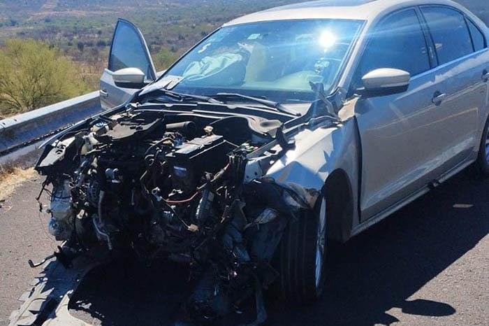 Choque en la Siglo XXI deja dos lesionados y cuantiosos daños materiales