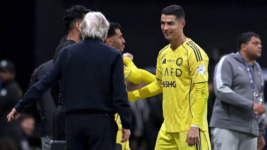 Cristiano Ronaldo protesta por su sustitución y denuncia 'robo' tras gol 959