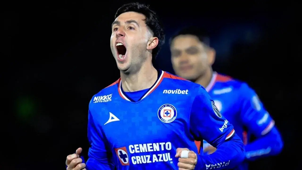 Cruz Azul falla penal, sufre expulsión y salva triunfo ajustado