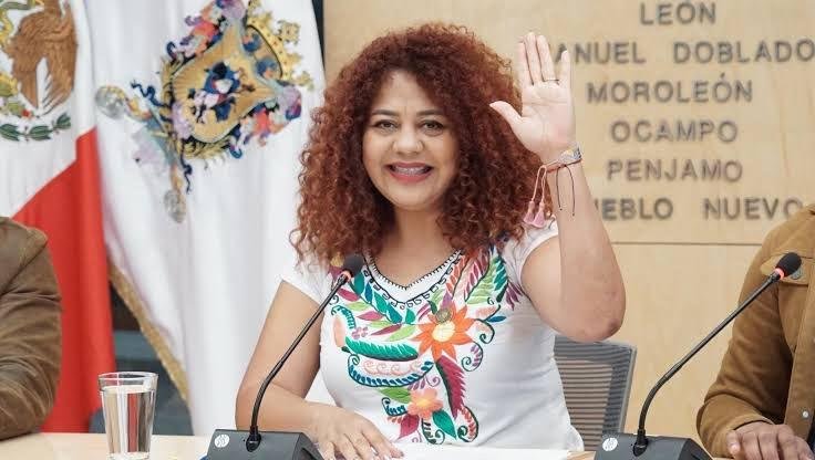 Diputada local de Morena, Miriam Reyes Carmona, carga su colegiatura universitaria al Congreso de Guanajuato