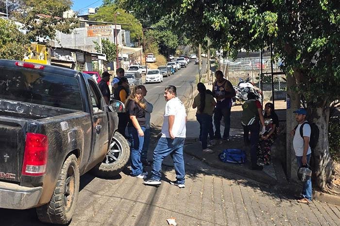 Dos camionetas chocan en Libramiento Sur de Tacámbaro; sólo daños materiales