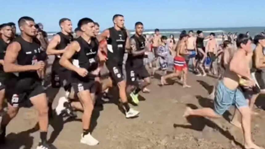 Equipo argentino inicia pretemporada en la playa con turistas corriendo
