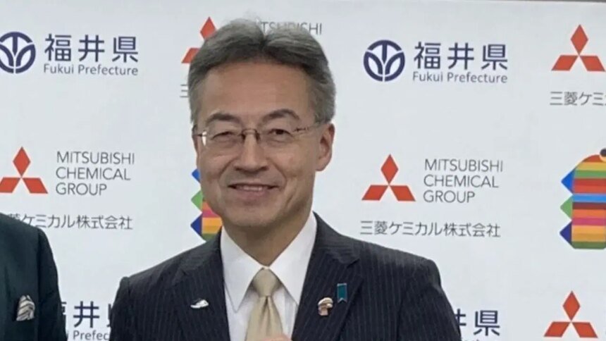 Exgobernador en Japón acusado de enviar mil mensajes sexuales a cuatro empleadas