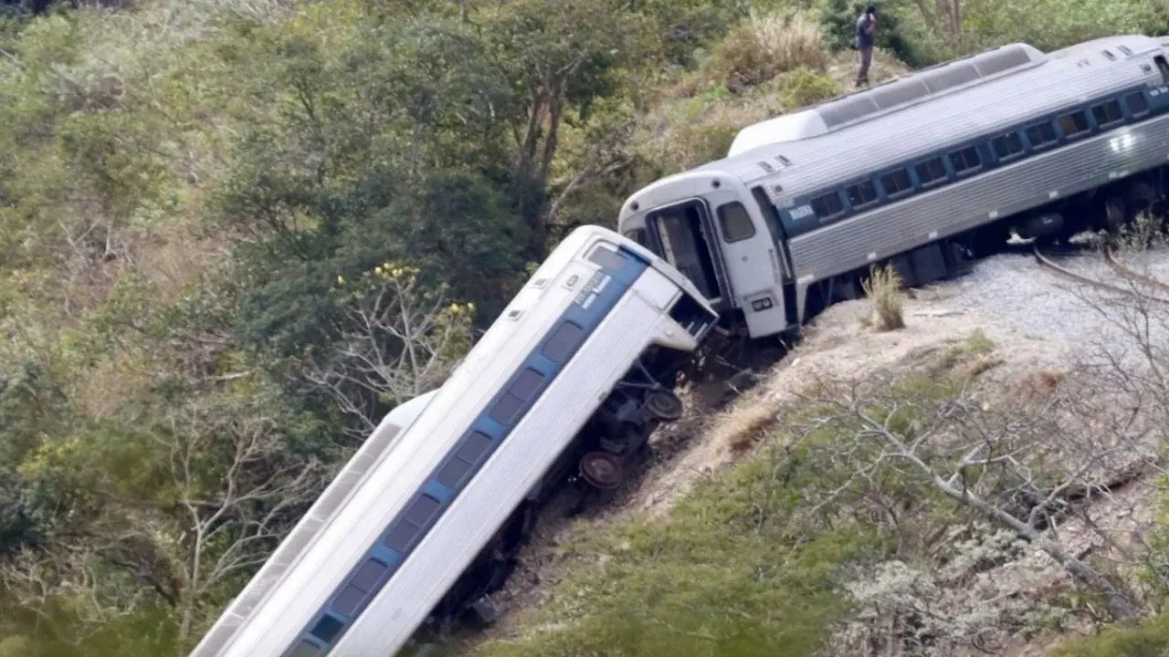 FGR: exceso de velocidad provocó descarrilamiento del Tren Interoceánico en Oaxaca