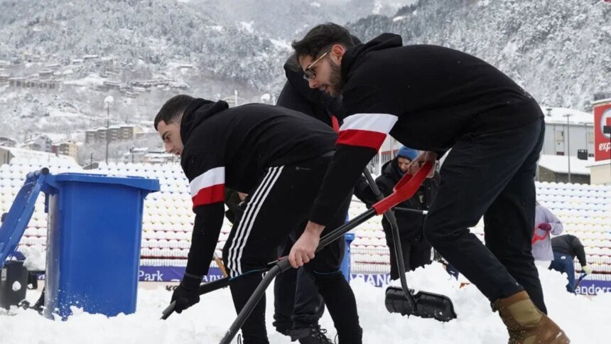 Gerard Piqué despeja la nieve del campo con su novia y aficionados