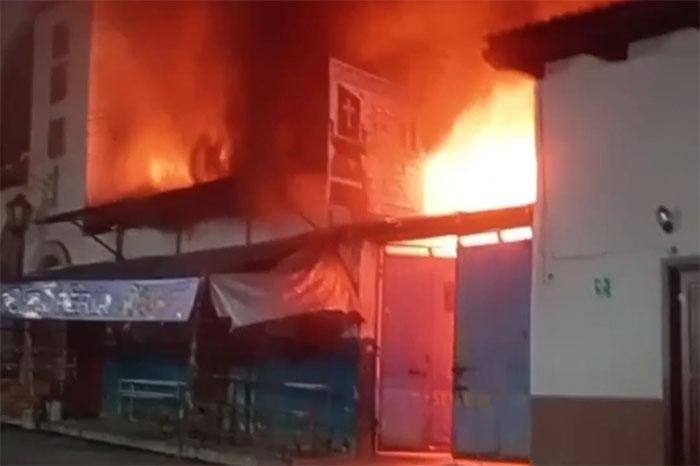 Incendio consume florería junto a la Sagrada Familia en Uruapan, Michoacán