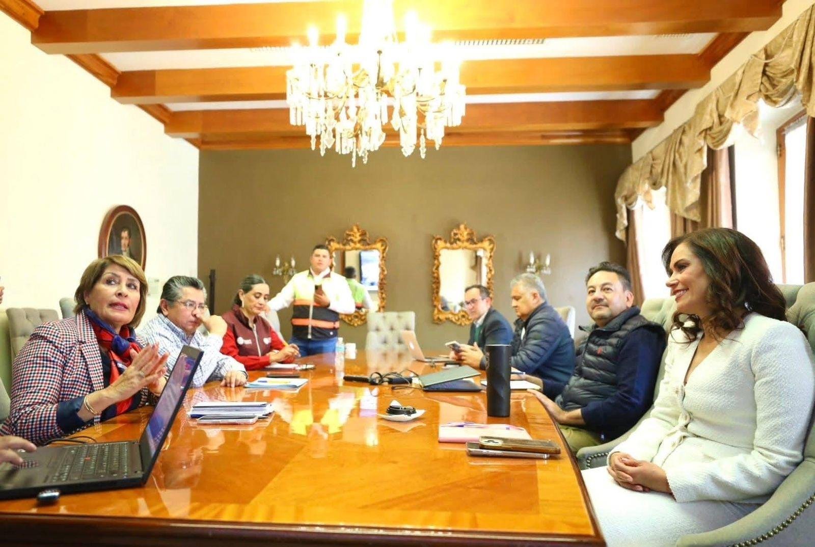 Irma Leticia González y Alejandra Gutiérrez revisan obras del Centro SICT Guanajuato que beneficiarán a León