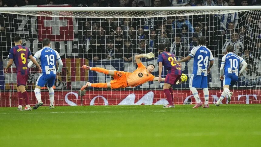 Joan García brilla y guía al Barcelona frente a su exequipo Espanyol