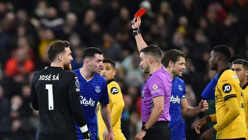 Jugador del Everton sancionado tres partidos por tirar del cabello a rival