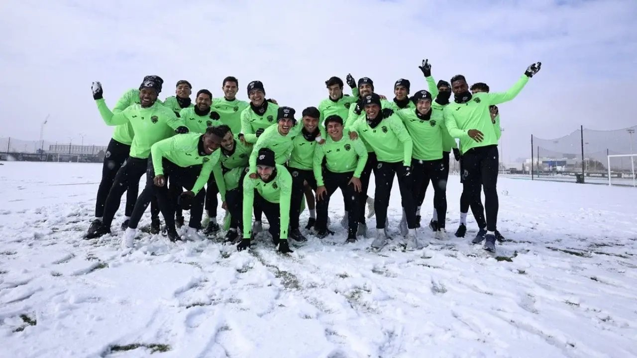 Jugadores de los Bravos disfrutan la nevada en Ciudad Juárez