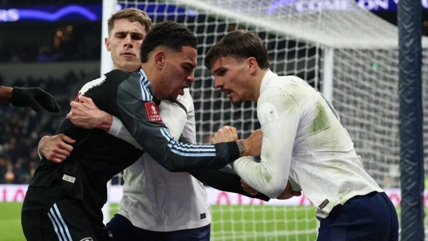 Jugadores del Tottenham y Aston Villa se pelean en la FA Cup