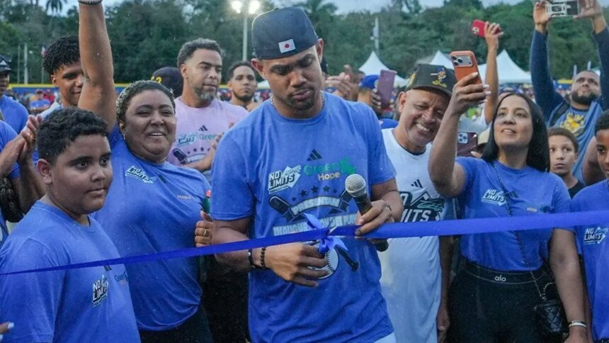 Julio Rodríguez invierte US$1.3 millones y remodela complejo deportivo en RD