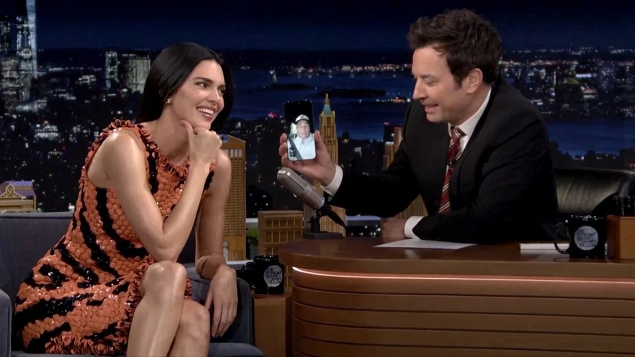 Kendall Jenner hace videollamada a Tom Brady y apuesta por Patriots