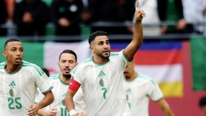 La selección de Argelia roba dos balones en la Copa Africana