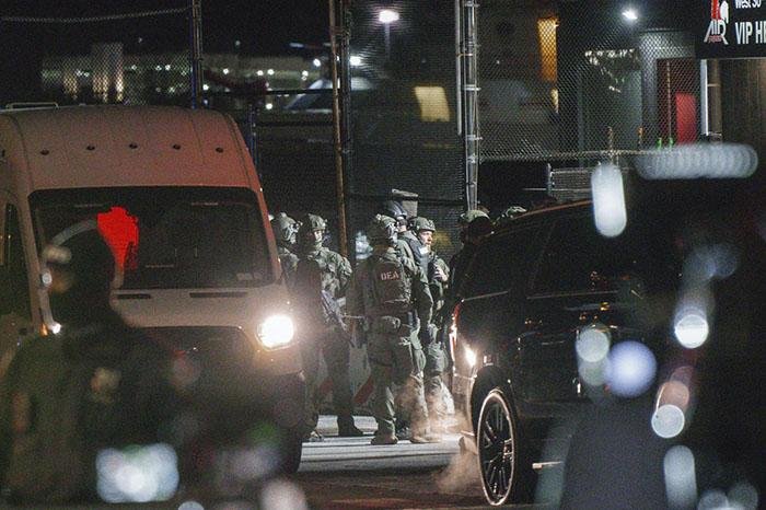 Maduro llega esposado a base militar en Nueva York tras aterrizaje