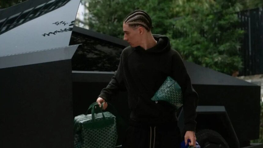 Marcelo Flores provoca polémica por su Cybertruck de 2 millones de pesos