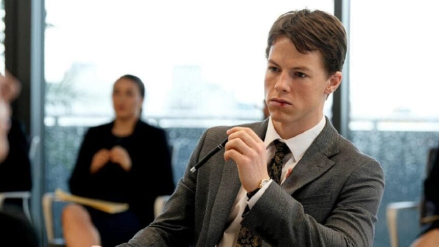 Milo Callaghan, abogado novato, enfrenta casos clave en "Rainmaker"