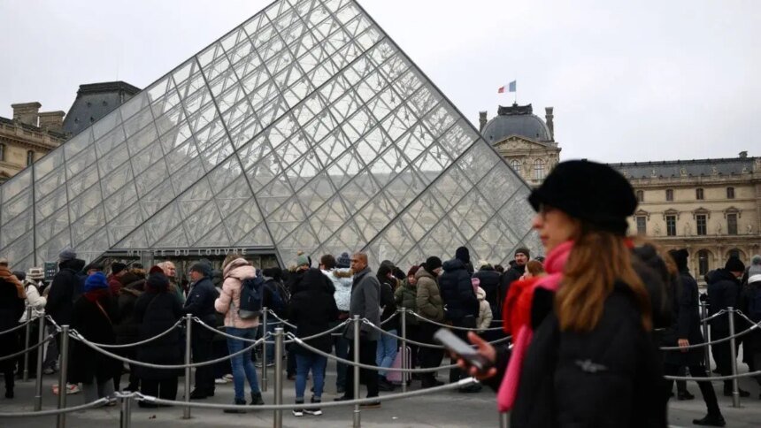Museo del Louvre reabre en París tras huelga; retraso de tres horas