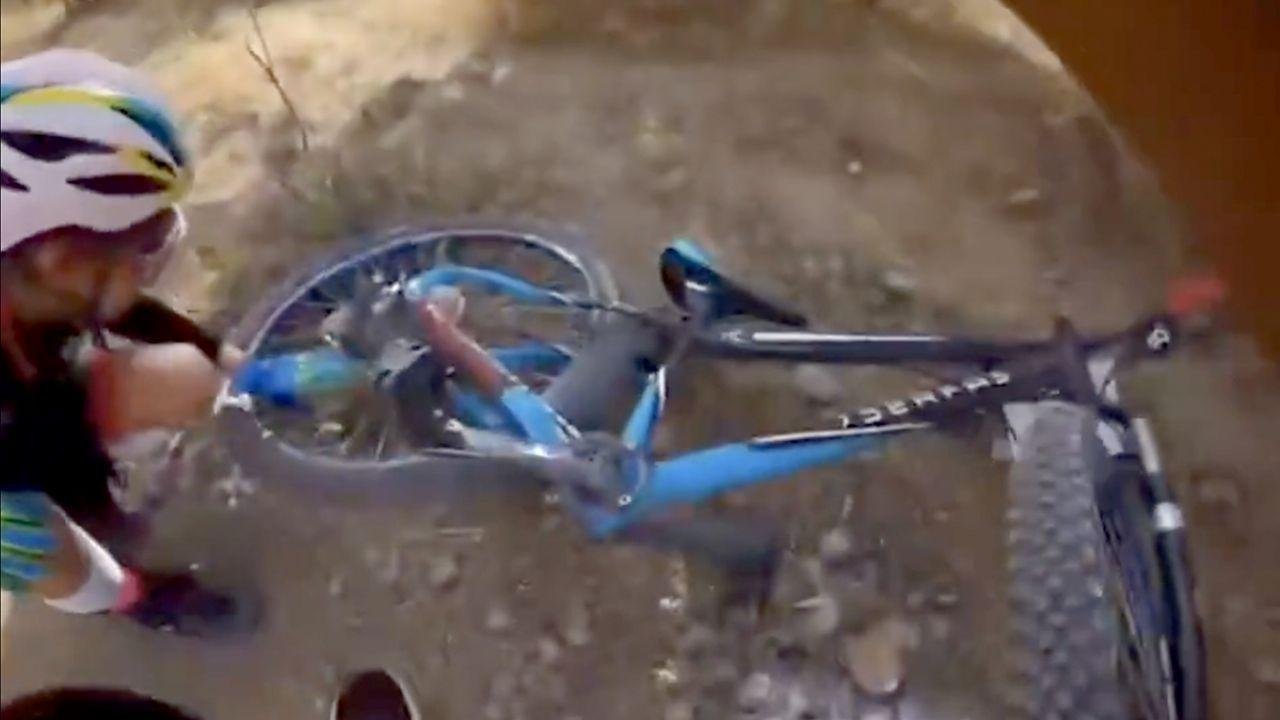 Niño ciclista detiene carrera en Querétaro para ayudar a rival