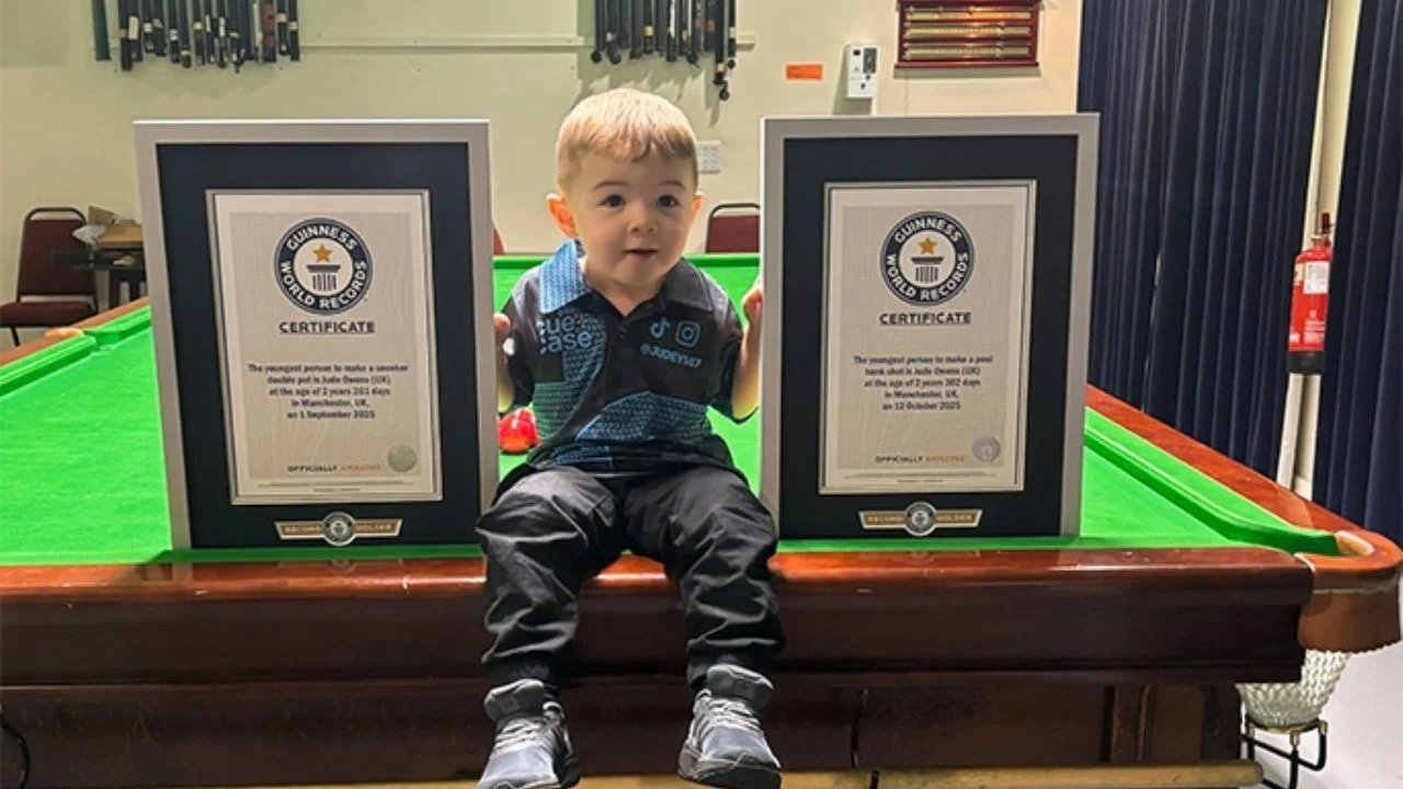 Niño de 2 años logra dos récords Guinness en trucos de billar