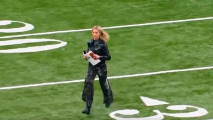 Reportera corre y presenta medio tiempo del Sugar Bowl en un minuto