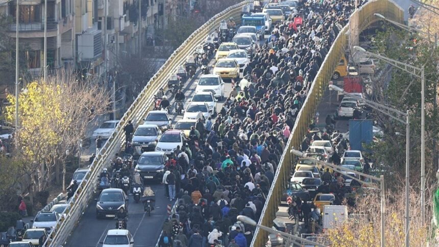 Seis días de protestas en Irán; fuerzas emplean gas lacrimógeno