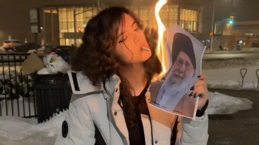 Teherán: Quema de fotografía del ayatolá Khamenei, emblema del movimiento femenino