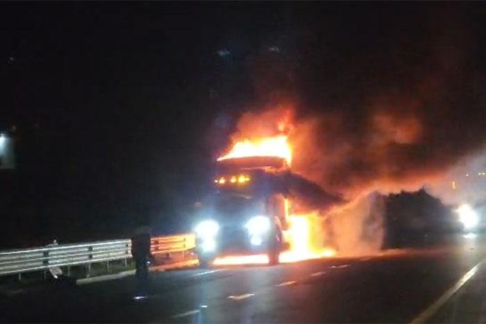 Tractocamión se incendia en la autopista Siglo XXI; fuego originado en neumático