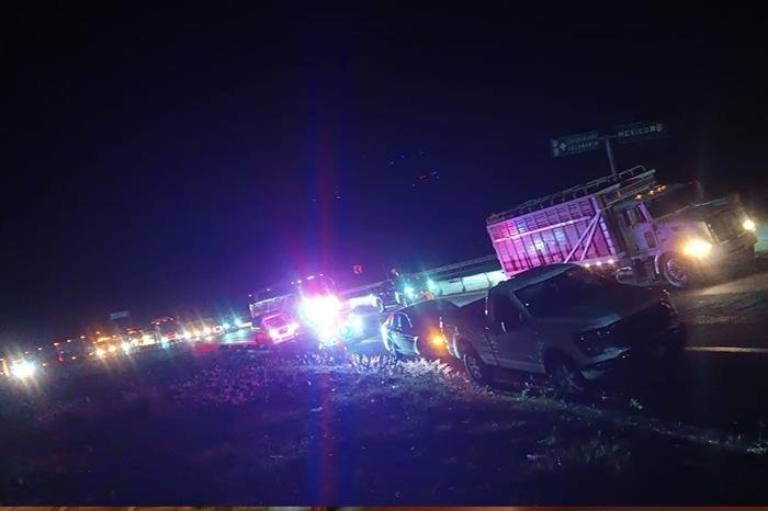 Tractocamión sobredimensionado obstruye entronque México-Guadalajara en Salamanca, Guanajuato