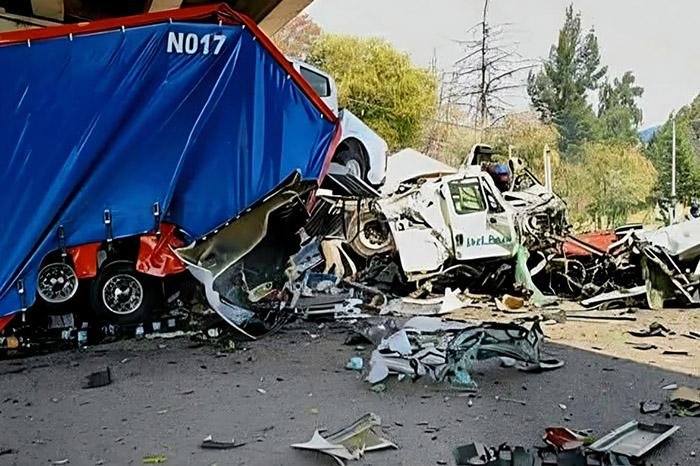 Tráiler choca contra tractocamión en autopista México-Guadalajara; un herido