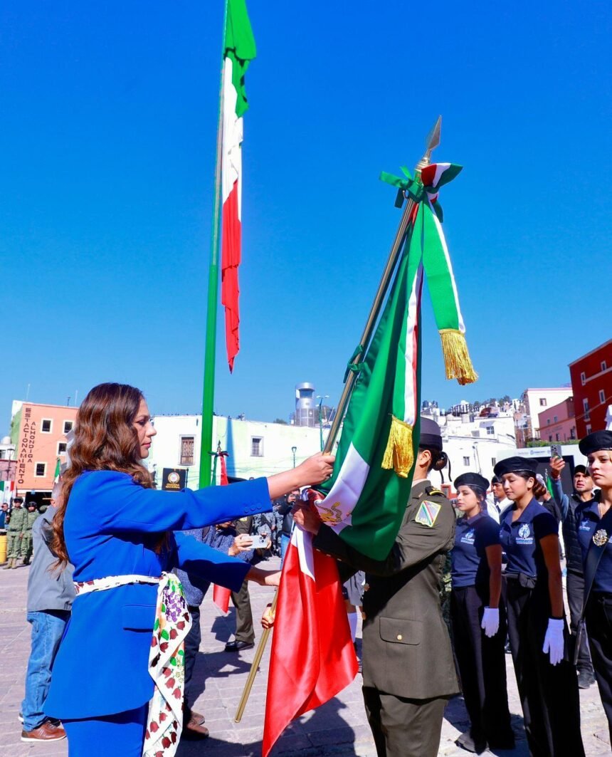 Abanderan 25 escoltas escolares en Guanajuato por Día de la Bandera
