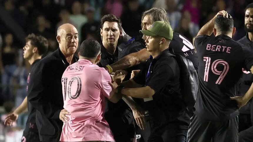 Aficionados invaden cancha en Puerto Rico y derriban a Messi