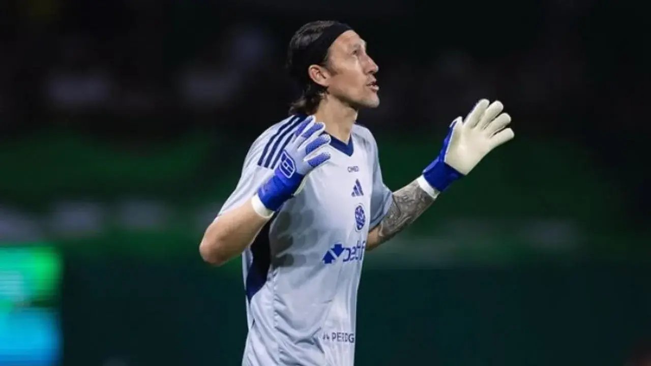 Árbitro autoriza a portero del Cruzeiro a ir al baño durante partido