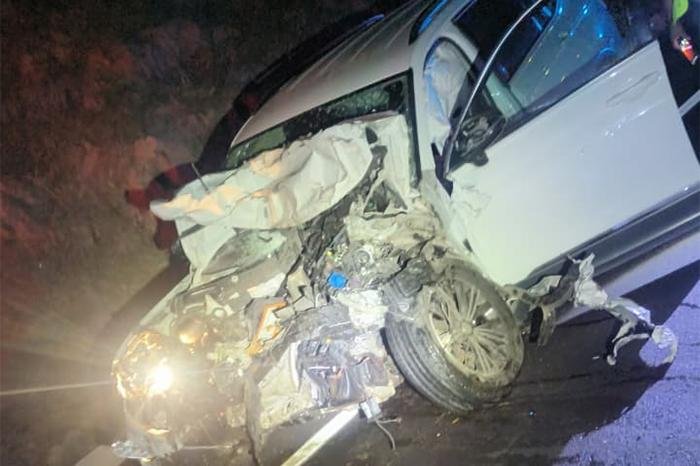 Autopista Siglo XXI cerrada por choque frontal; un herido