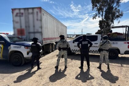 Autoridades aseguran dos tractocamiones con mercancía valuada en 9 millones de pesos