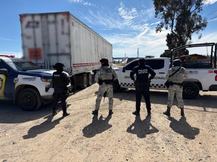 Autoridades aseguran dos tractocamiones con mercancía valuada en 9 millones de pesos
