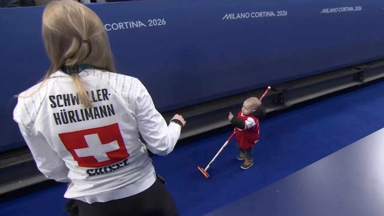 Bebé imita el curling de sus padres en Milano-Cortina