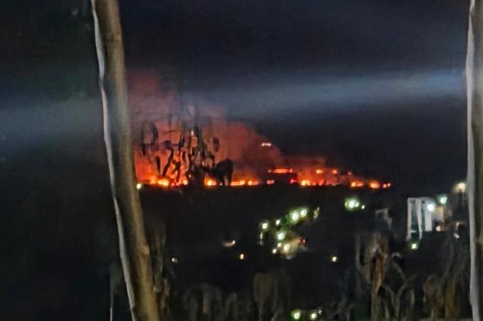 Bomberos combaten incendio de pastizal en el sur de Morelia, Michoacán