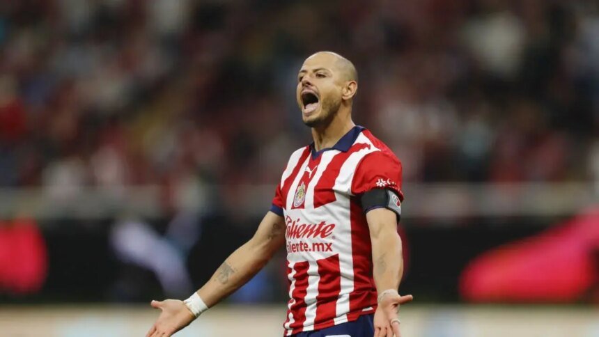 Chicharito, sin equipo, pregunta por qué se destruye a los ídolos mexicanos