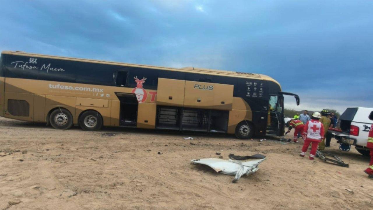 Colisión autobús-tractocamión en Sonora deja cinco muertos y más de 20 heridos