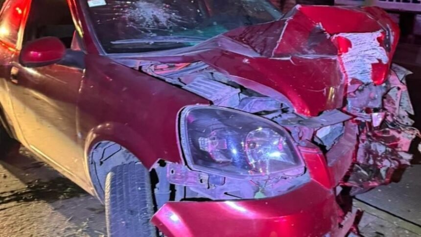 Conductor derriba poste; vehículo queda destrozado en la ciudad