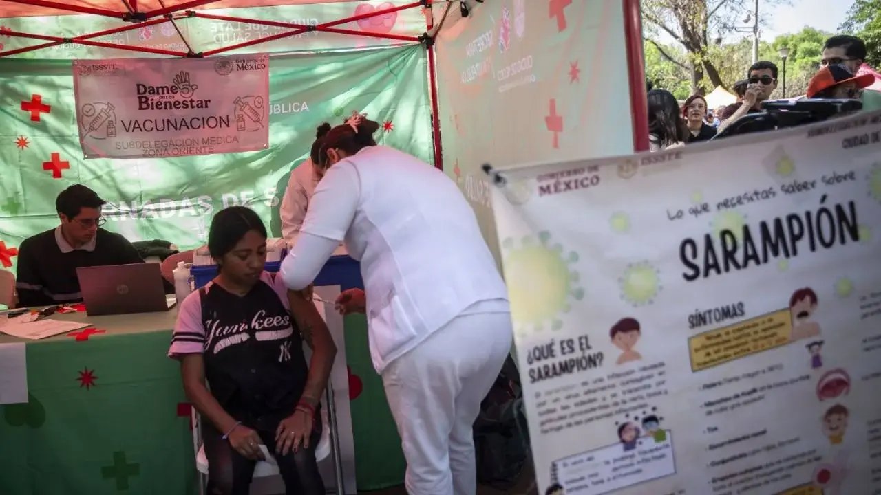 Disminución de la cobertura vacunal, posible causa del brote en México