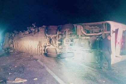 Dos muertos tras choque de autobús contra 'madrina' incendiada en bloqueos