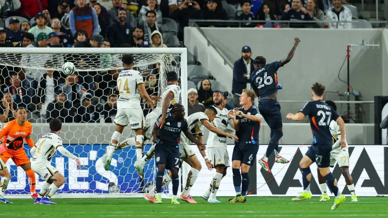 Efraín Juárez, cuestionado tras la goleada ante San Diego FC