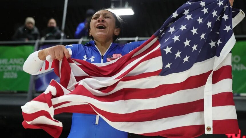 Elana Meyers, 41, consigue su primer oro; hijos lo ven en señas
