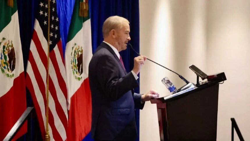 Embajador Johnson pide firmeza a Sheinbaum en Ciudad de México tras caída