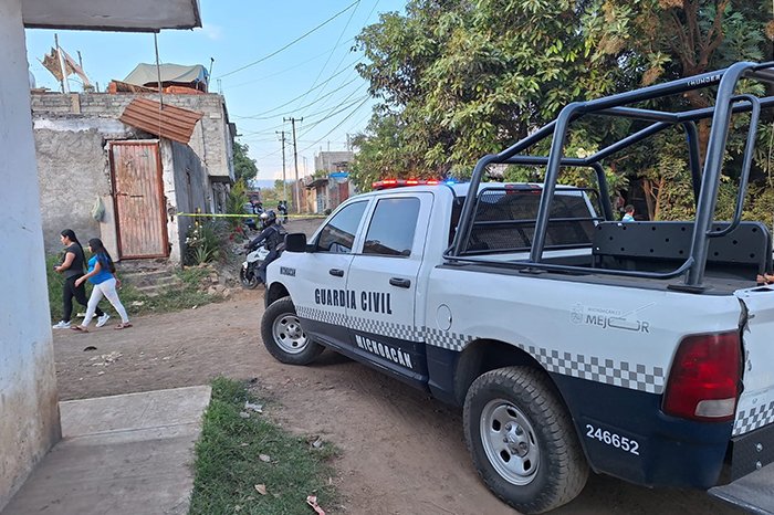 Encuentran ejecutado con narcomensaje en Valle Dorado, Uruapan, Michoacán